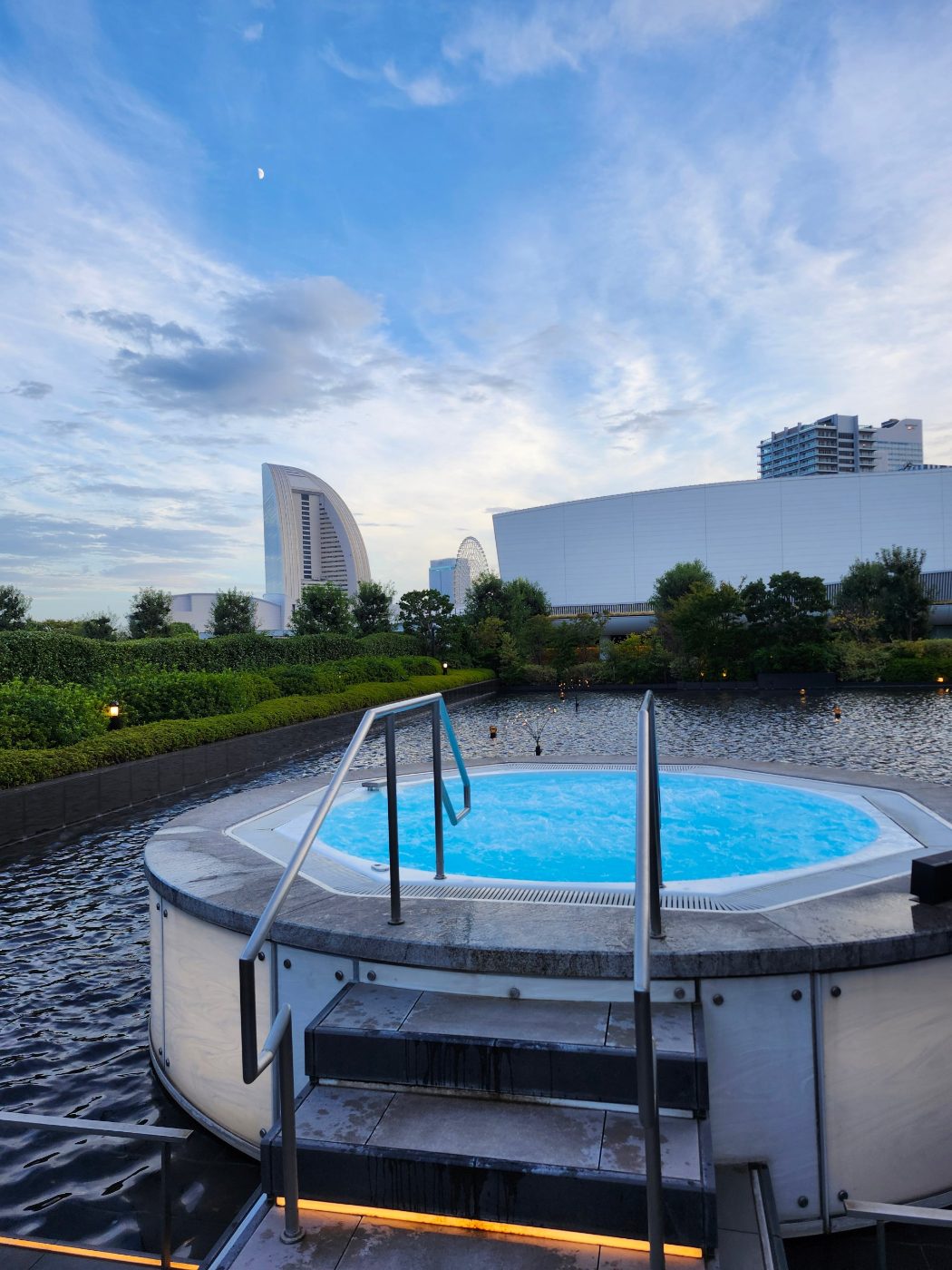 カハラ横浜の屋外プールとみなとみらいの景色